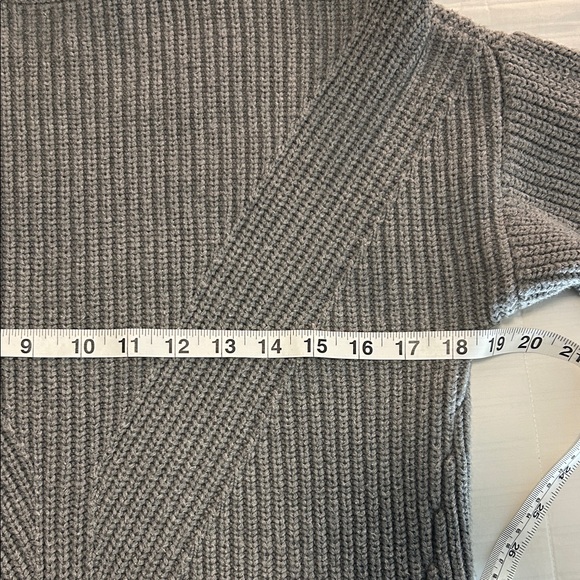Abercrombie & Fitch Wedge Crew Gray Sweater Size Small - Picture 8 of 9